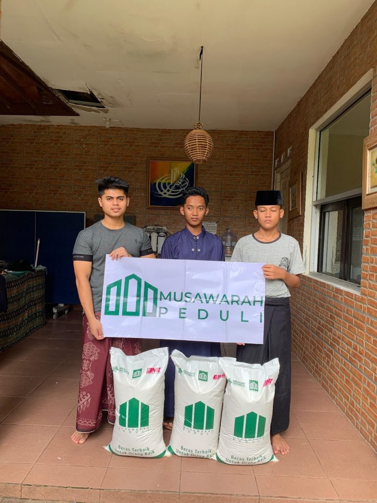 Elite Heroes bersama tim Musawarah Peduli berhasil mendistribusikan 240kg beras kepada 80 Santri yang berlokasi di Jl kesatriyaan no 99 Rempoa Ciputat Timur.