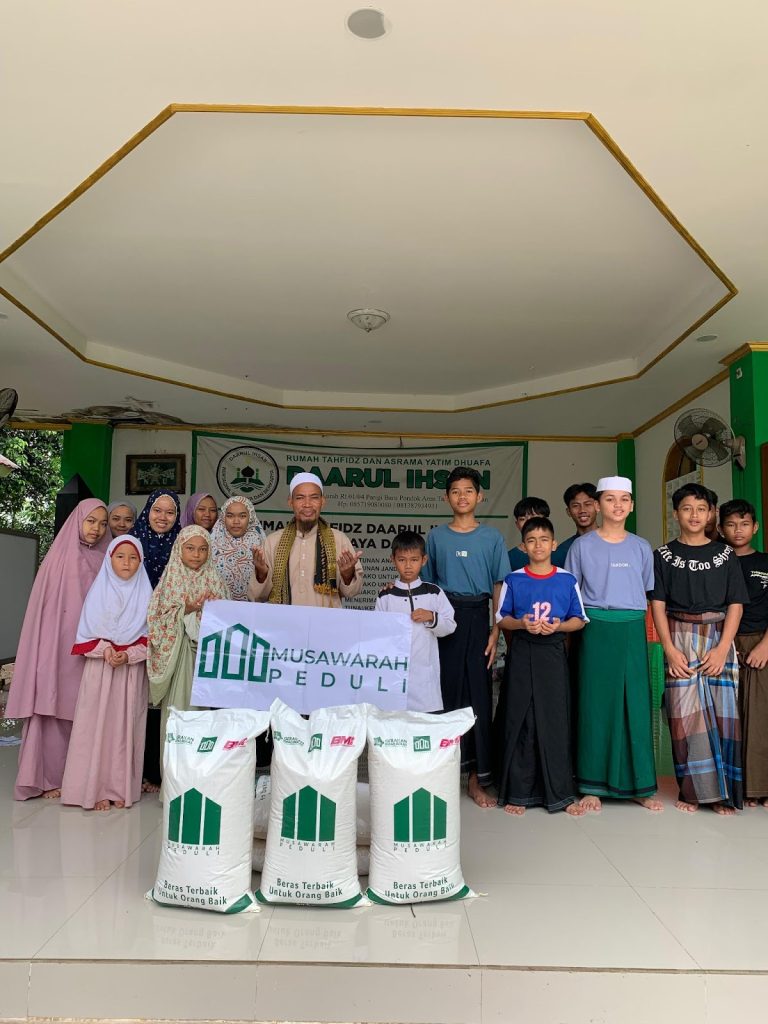 Elite Heroes bersama tim Musawarah Peduli berhasil mendistribusikan 200kg beras kepada 50 Santri yang berlokasi di Jl. Lurah, Parigi Baru, Kec. Pd. Aren, Kota Tangerang Selatan, Banten.